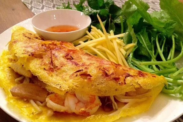 Chiếc bánh xèo vàng ươm gói trọn hương vị miền đất phương Nam.